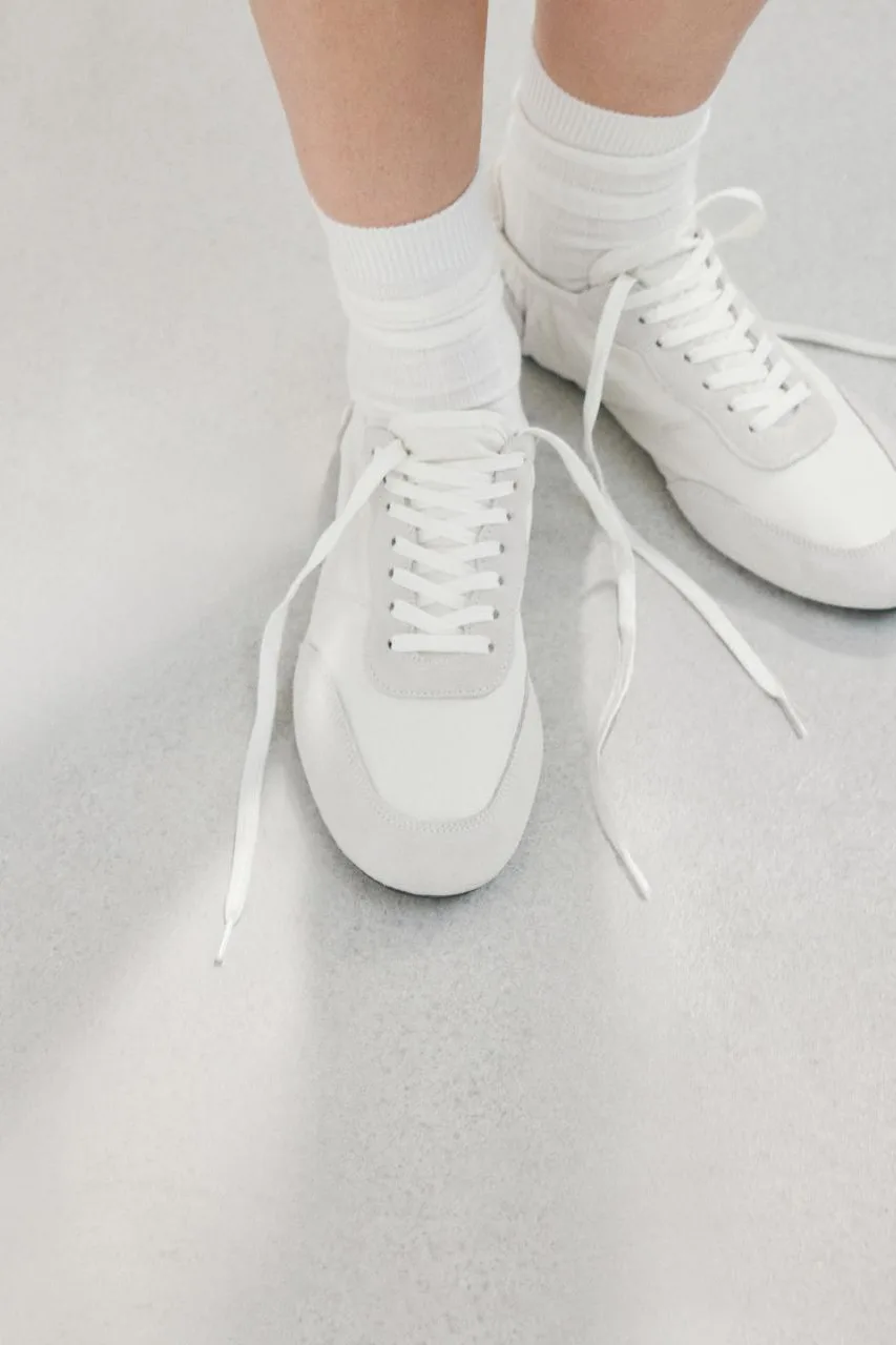 Minimal sneakers trend 2026