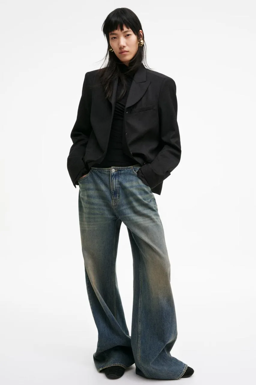 wide leg jeans with sneakers